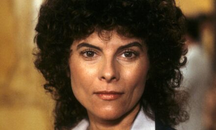 Bombshell des années 80 surnommé «  The Scream Queen  » par les fans dans la dernière apparence rare