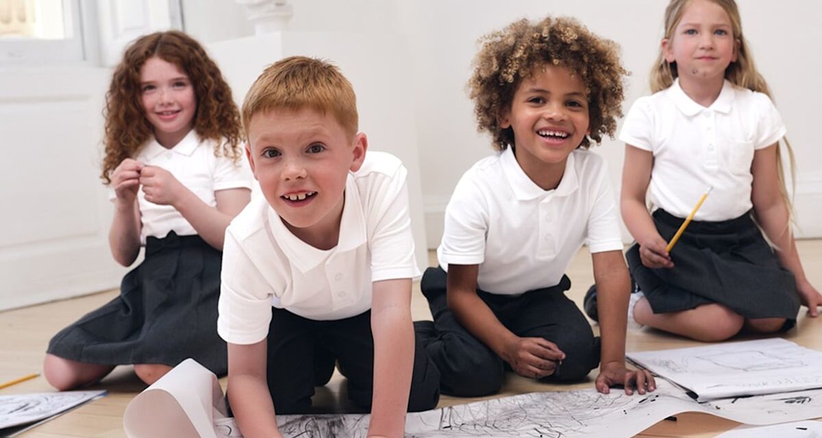 Les parents se précipitent pour acheter un uniforme scolaire de «meilleure valeur» chez Tu Sainsbury&rsquo;s – avec des prix de 3 £