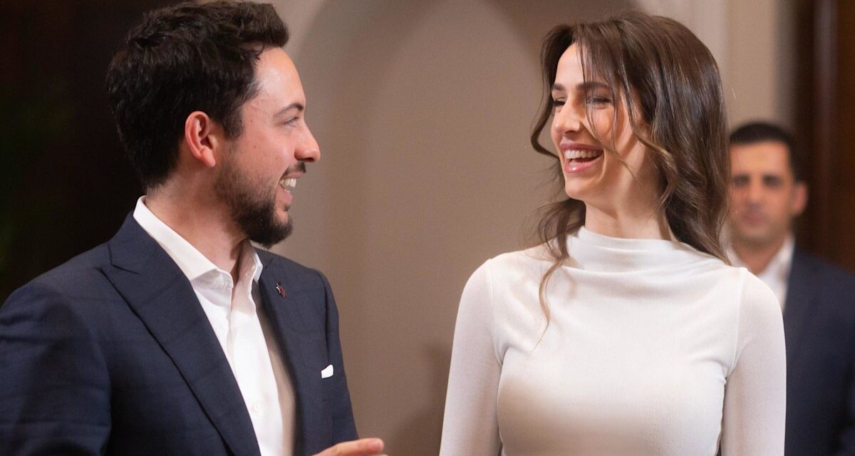 La princesse Rajwa étourdit de Bridal White Ensemble pour un engagement officiel