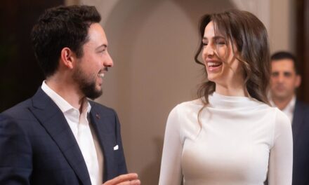 La princesse Rajwa étourdit de Bridal White Ensemble pour un engagement officiel