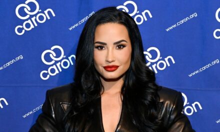 Demi Lovato met en valeur une perte de poids dramatique dans un petit bikini à cordes