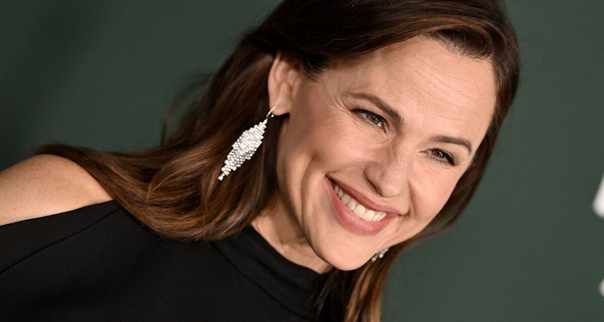 Les trois enfants de Jennifer Garner deviennent «si gros» car elle les met sous les projecteurs dans la vidéo de la maison relatable