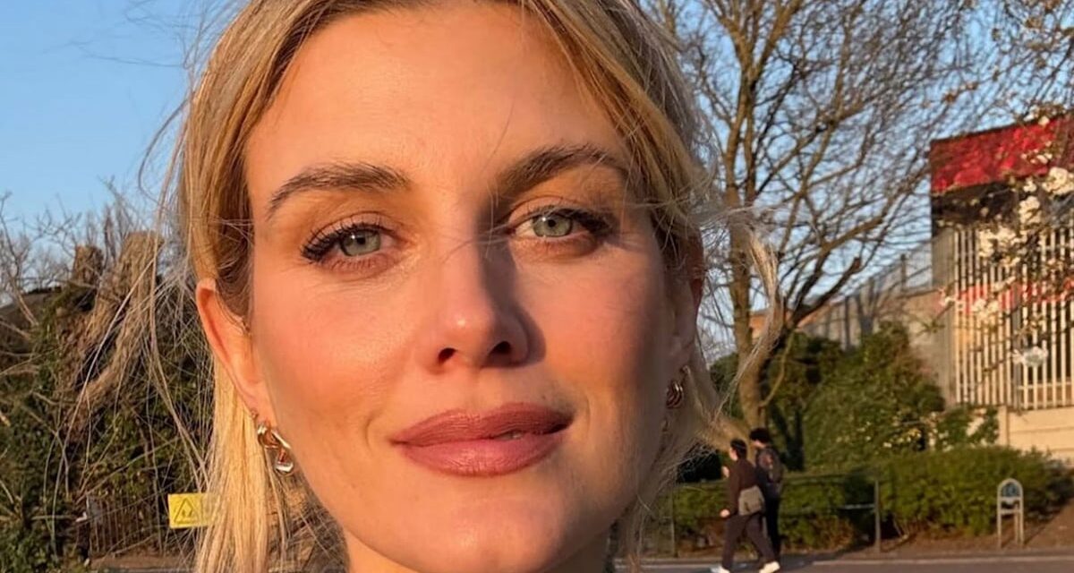 Ashley James de ce matin portait la veste florale la plus fraîche – et c&rsquo;est parfait pour ça entre les deux temps