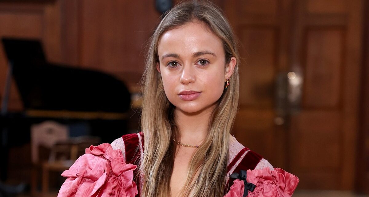 Membre de la famille royale se déroulant pour London Fashion Week Matwalk Apparence