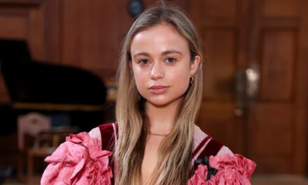 Membre de la famille royale se déroulant pour London Fashion Week Matwalk Apparence