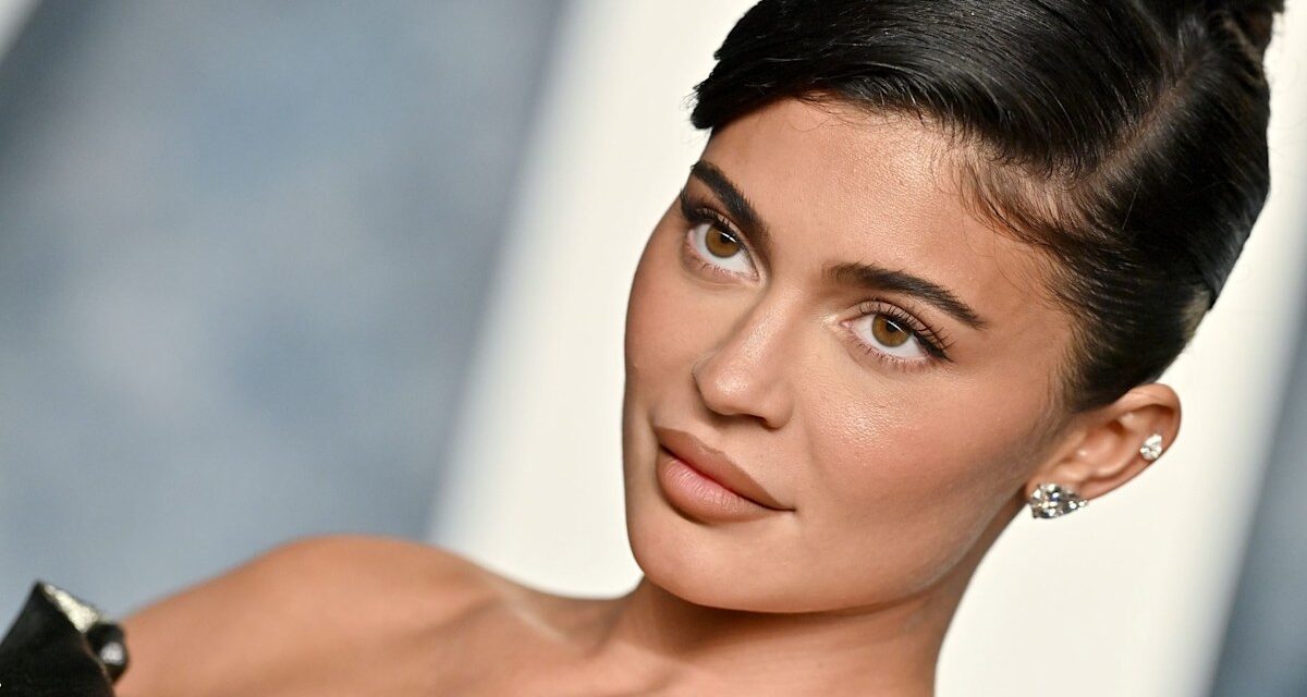 La routine de maquillage de l&rsquo;été 2025 de Kylie Jenner est tout au sujet de la tendance «  Sorbet Glazed Blush  »