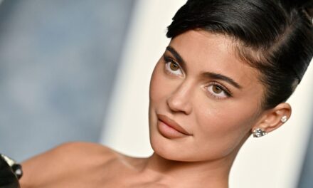 La routine de maquillage de l&rsquo;été 2025 de Kylie Jenner est tout au sujet de la tendance «  Sorbet Glazed Blush  »