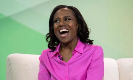 Deborah Roberts dévoile une transformation audacieuse alors qu&rsquo;elle revient à GMA: «Boy ai eu besoin de ça»