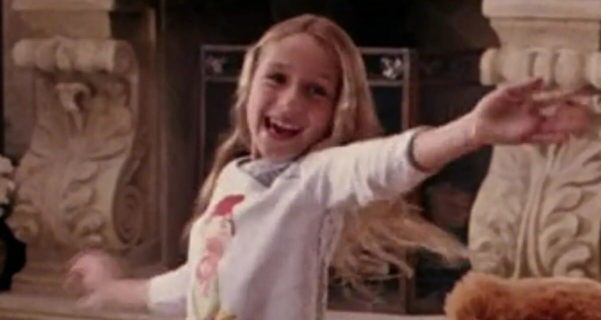 La petite sœur de Regina George est adulte! Mean Girls Star recrée un moment de milk-shake emblématique 21 ans plus tard