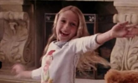 La petite sœur de Regina George est adulte! Mean Girls Star recrée un moment de milk-shake emblématique 21 ans plus tard