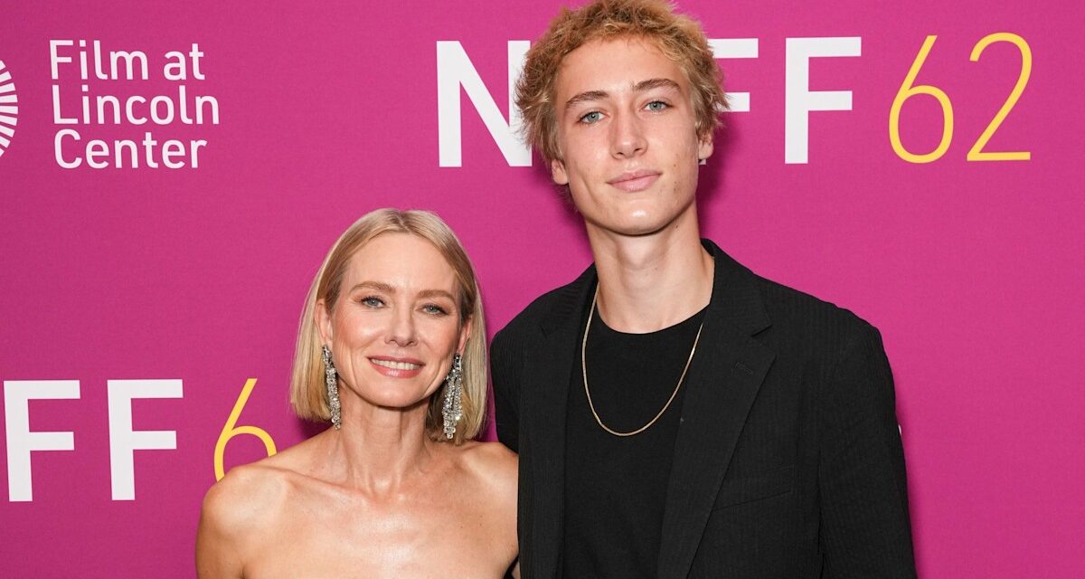Naomi Watts fait adieu au fils imposant dans ses adieux émotionnels