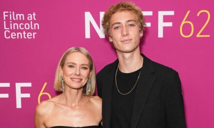 Naomi Watts fait adieu au fils imposant dans ses adieux émotionnels