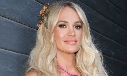 Carrie Underwood a l&rsquo;air irréel alors qu&rsquo;elle continue la transformation du corps dans l&rsquo;entraînement à domicile neuf