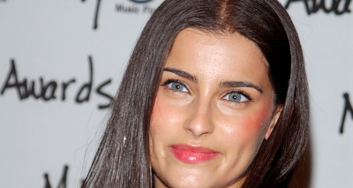 Nelly Furtado Wows fans dans une mini jupe audacieuse et coupé le dessus