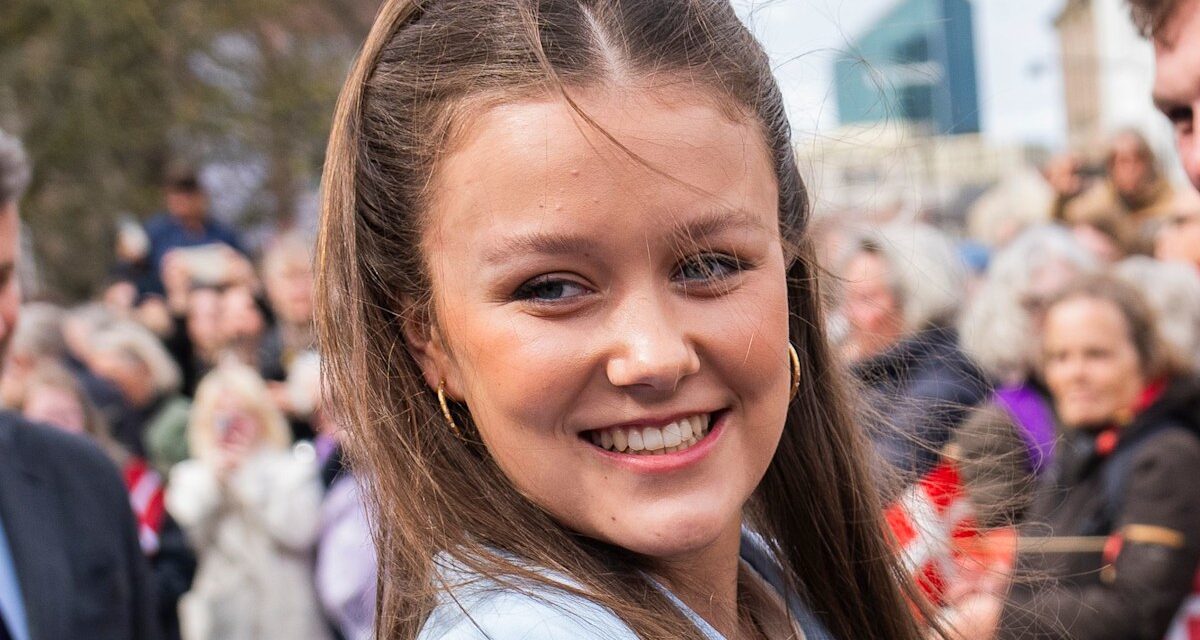 La princesse Isabella du Danemark relève les sourcils dans la tenue de festival audacieuse