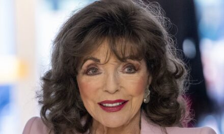 Joan Collins, 92 ans, éblouit en maillot de bain alors qu&rsquo;elle taquine le film inspiré d&rsquo;Agatha Christie
