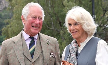 Le roi Charles prend le volant pendant les pauses d&rsquo;été sous le radar avec la reine Camilla