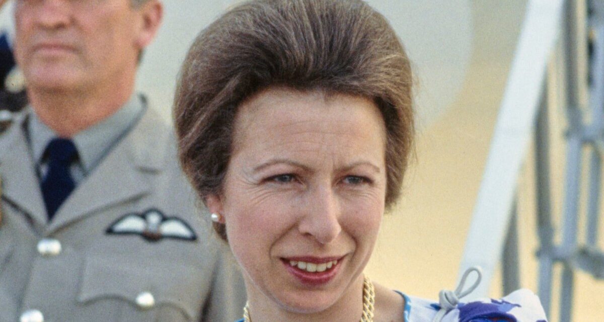 Le «risque de mode» de la princesse Anne avec une robe soyeuse de halterned