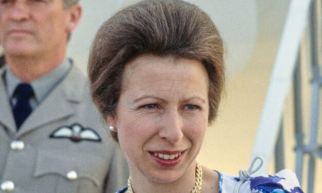 Le «risque de mode» de la princesse Anne avec une robe soyeuse de halterned