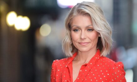 Kelly Ripa fait révéler la lingerie en direct! Alors qu&rsquo;elle devient candide sur le corps