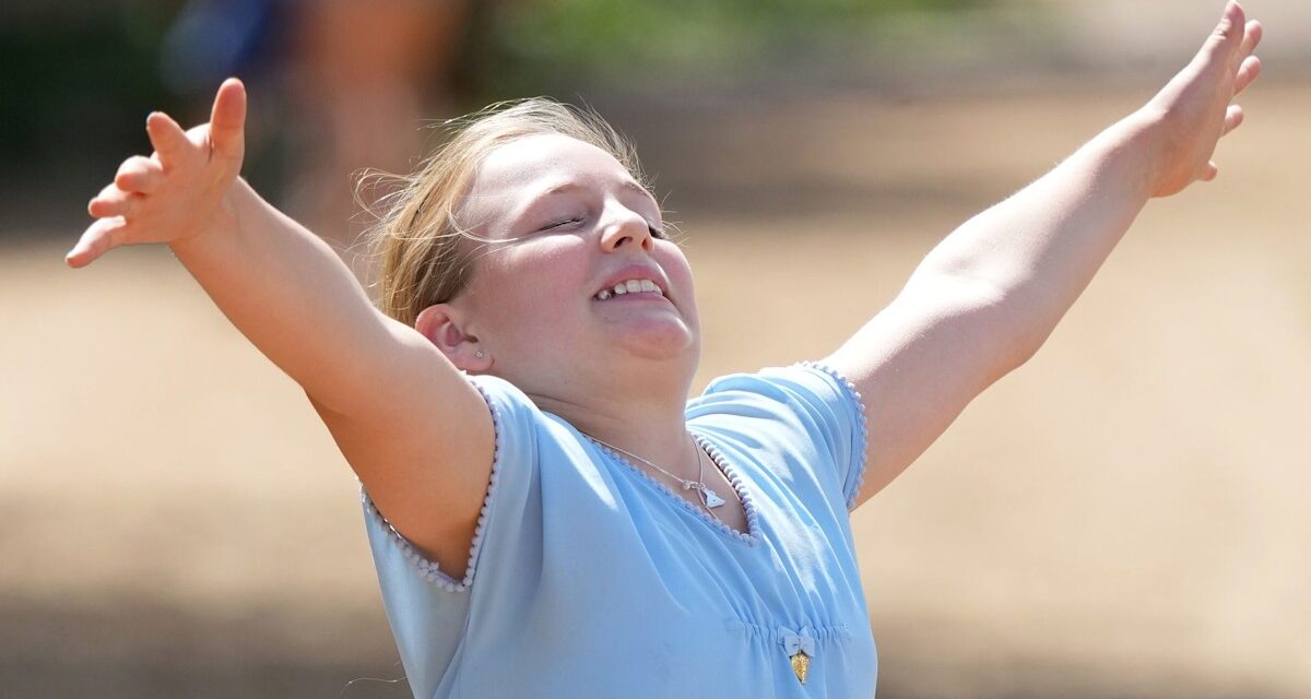 Zara Tindall a applaudi par sa fille Mia alors qu&rsquo;elle revient au travail – exclusif