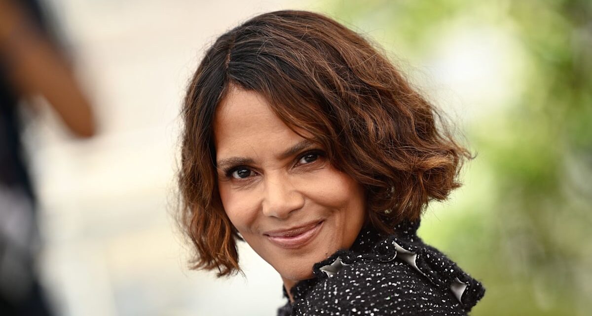Les regards à l&rsquo;écran les plus chauds de Halle Berry des Flintstones à Catwoman alors qu&rsquo;elle aura 59 ans