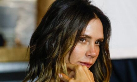 Victoria Beckham détend la règle majeure en vacances avec David et Cruz