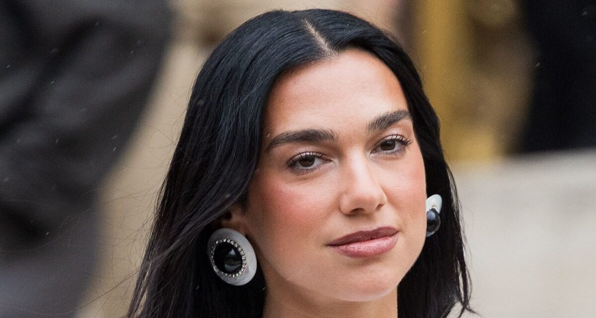 Dua Lipa brosse les «  défis  » avec une robe de fête de 30e anniversaire sans dos avec Callum Turner