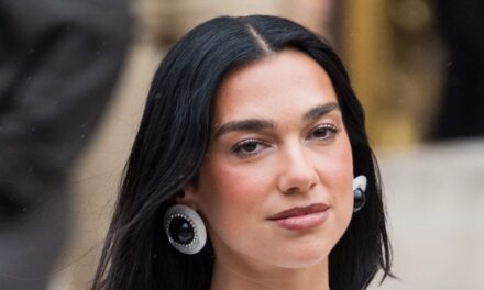 Dua Lipa brosse les «  défis  » avec une robe de fête de 30e anniversaire sans dos avec Callum Turner
