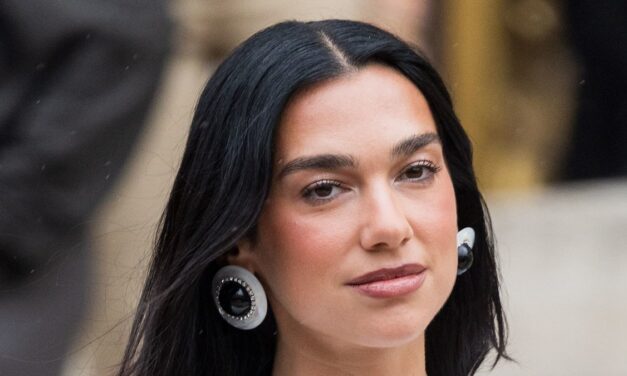 Dua Lipa brosse les «  défis  » avec une robe de fête de 30e anniversaire sans dos avec Callum Turner