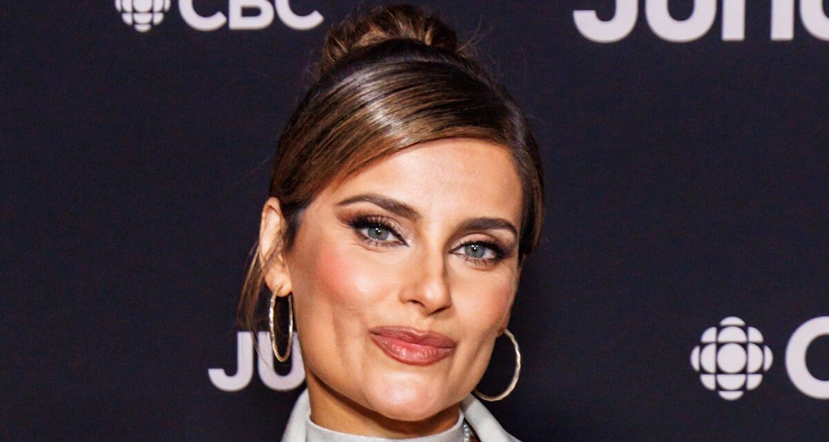 La robe de t-shirt de Nelly Furtado met l&rsquo;explosion du corps – jetez un œil