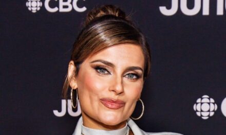 La robe de t-shirt de Nelly Furtado met l&rsquo;explosion du corps – jetez un œil