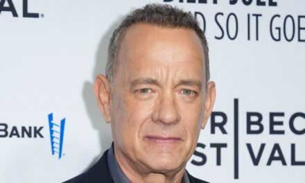 Tom Hanks honore feu Apollo 13 Astronaute Jim Lovell avec hommage émotionnel