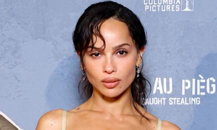 Zoë Kravitz dit que les feuillets de soie sensuels sont la nouvelle petite robe noire