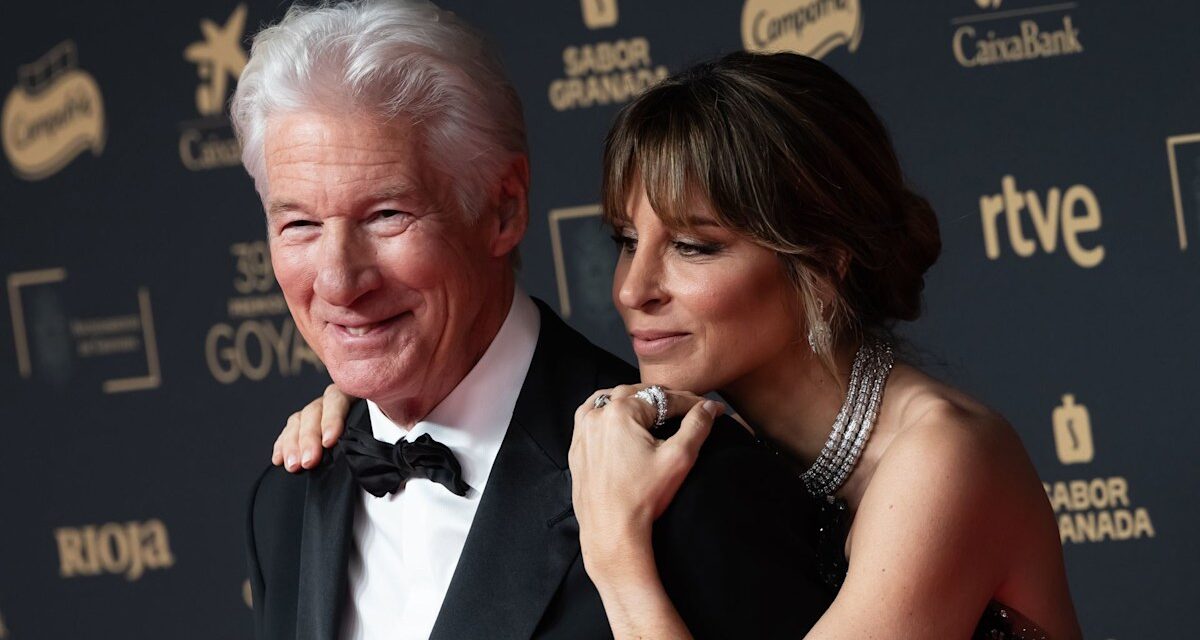 La femme de Richard Gere reflète les «défis» car elle rend hommage à son mari de 7 ans