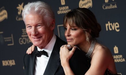 La femme de Richard Gere reflète les «défis» car elle rend hommage à son mari de 7 ans