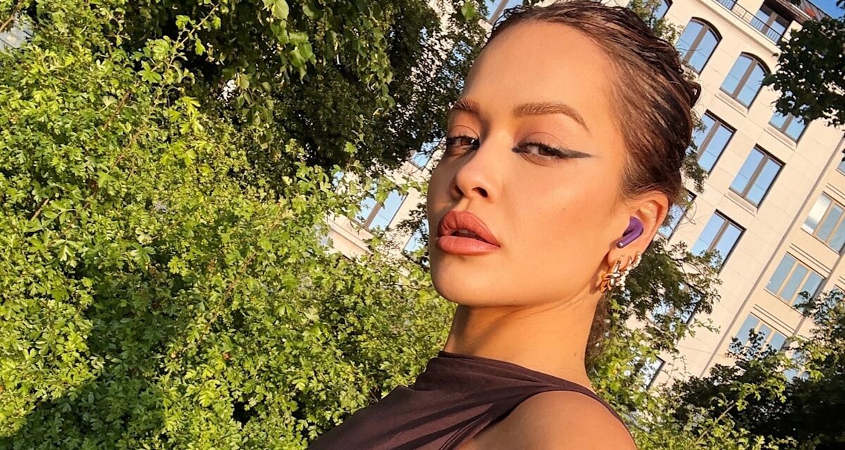Rita Ora vient de styliser un bikini itsy Bitsy sous une couverture transparente pour une soirée de fête