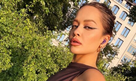 Rita Ora vient de styliser un bikini itsy Bitsy sous une couverture transparente pour une soirée de fête