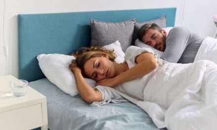 Les experts avertissent que votre routine au coucher est «sabotant» votre relation