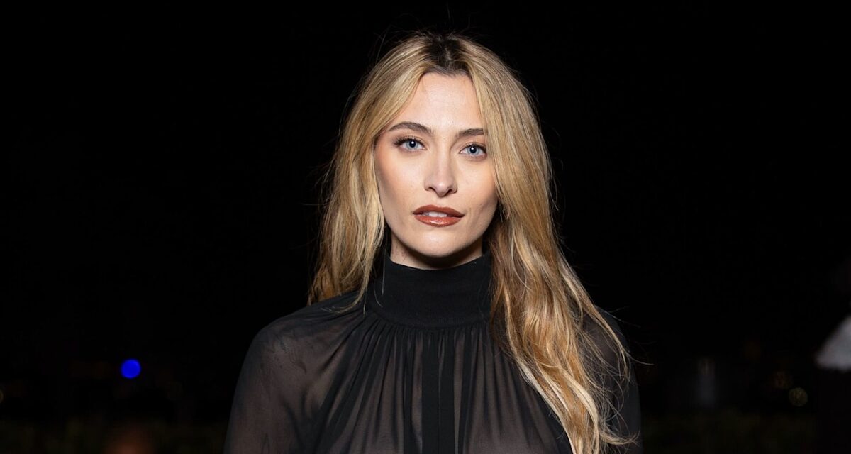 Paris Jackson montre le physique sculpté dans la robe moulante de la figure