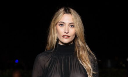 Paris Jackson montre le physique sculpté dans la robe moulante de la figure
