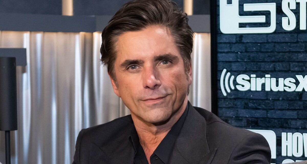 La photo de douche torse nu à 62 ans de John Stamos a des fans qui disent la même chose