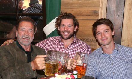 Le fils d&rsquo;Arnold Schwarzenegger, Christopher, fléchit les biceps après une perte de poids de 30 lb pendant la journée «parfaite» avec une famille rarement vu