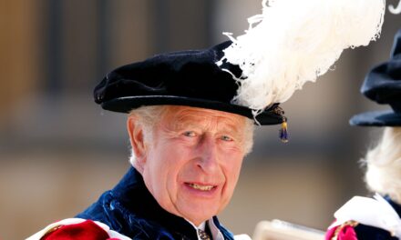 Le roi Charles vend 475 bonnets £ – que pensent réellement les fashionistas?