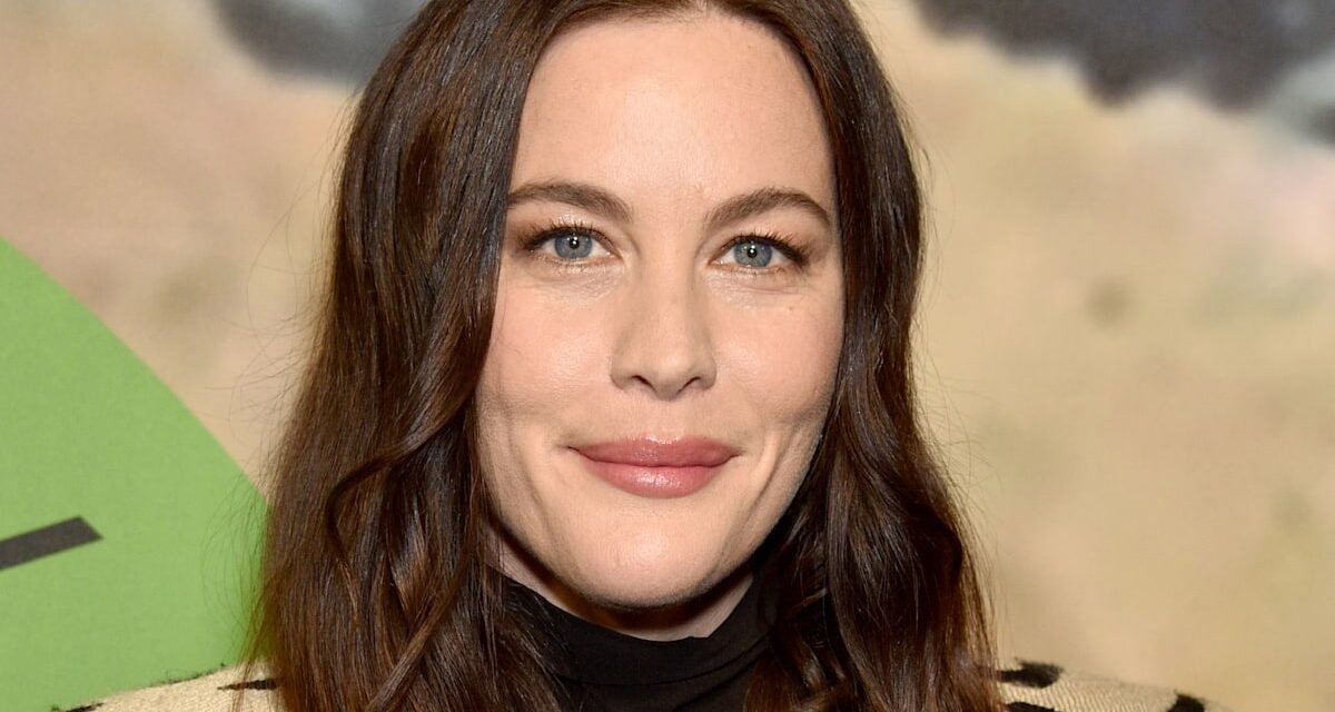 Le fils de Liv Tyler, Sailor, dix ans, coupe les cheveux longs pour la première fois de sa vie dans des photos émotionnelles avant et après