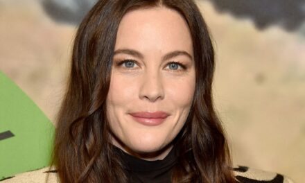 Le fils de Liv Tyler, Sailor, dix ans, coupe les cheveux longs pour la première fois de sa vie dans des photos émotionnelles avant et après