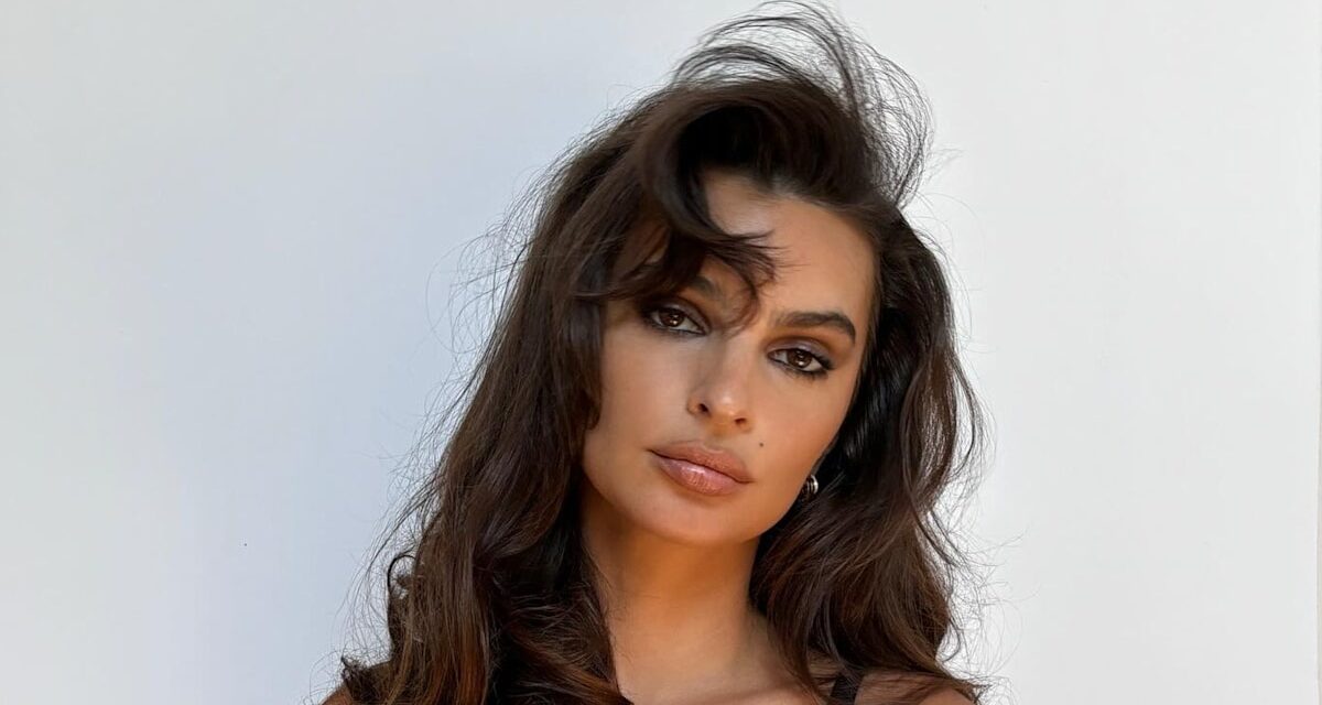 Emily Ratajkowski est une pin-up moderne dans le crop top en cuir inspiré de la lingerie et un capris complètement transparent