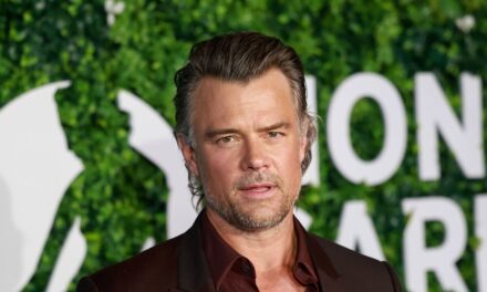 Josh Duhamel de Ransom Canyon révèle ce qu&rsquo;il a «constamment combattre» après le déménagement surprise de la famille à «Doomsday Cabin»