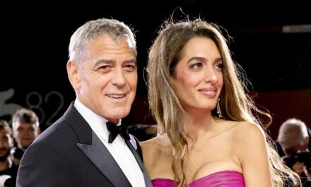 Amal Clooney mène le mieux habillé au Venice Film Festival à Bold Fuchsia Look