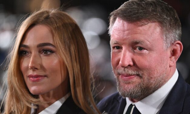 Guy Ritchie et l&rsquo;épouse vêtue de dentelle Jacqui manifeste «  changement et croissance  » à surprise Stonehenge Vow Renewal